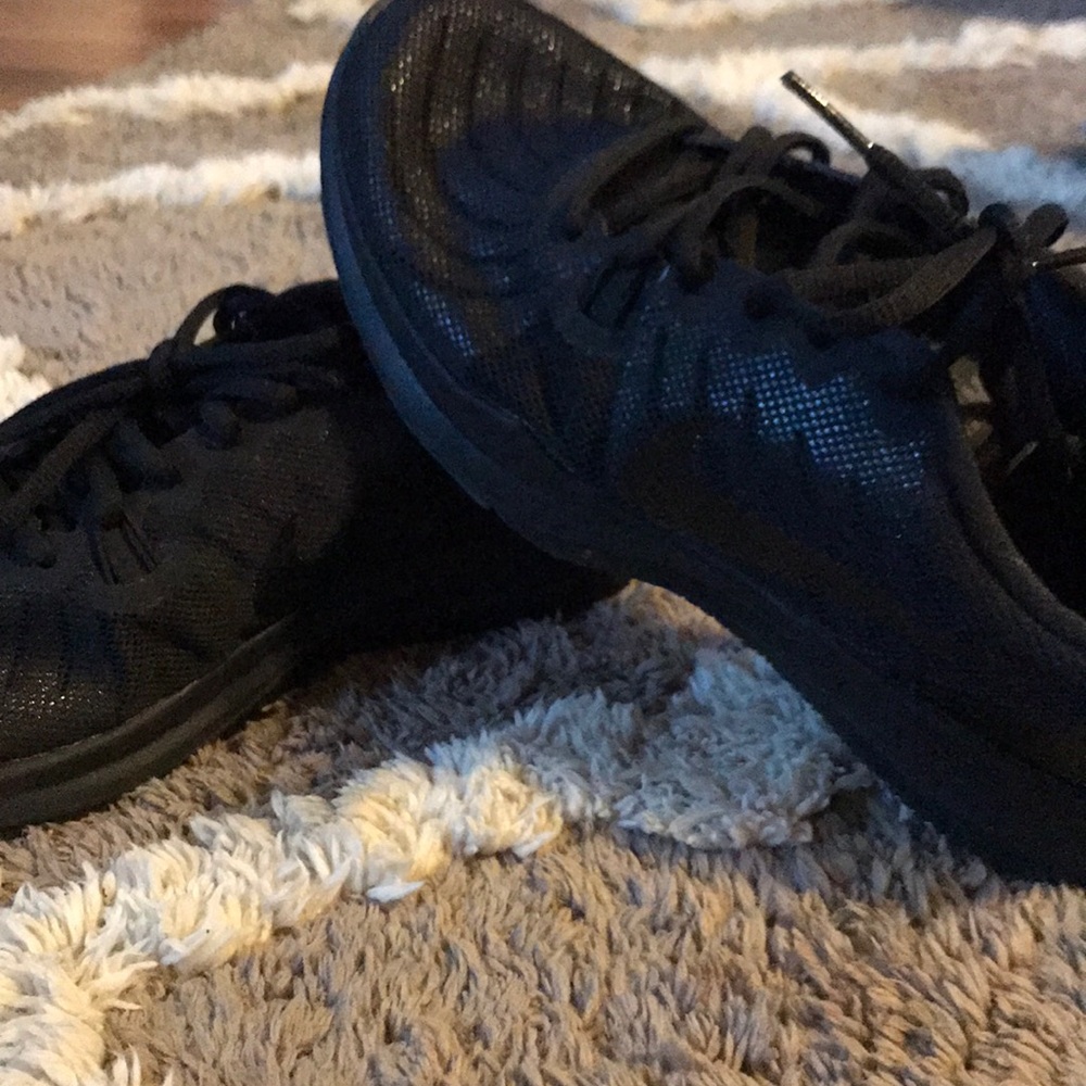BLACK NIKE SHOES